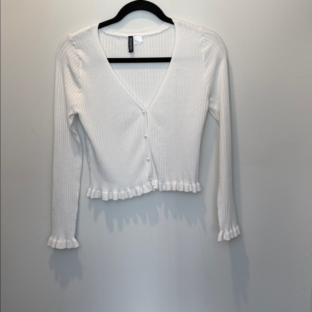 H&M white cropped ribbed ruffle cardigan in size large